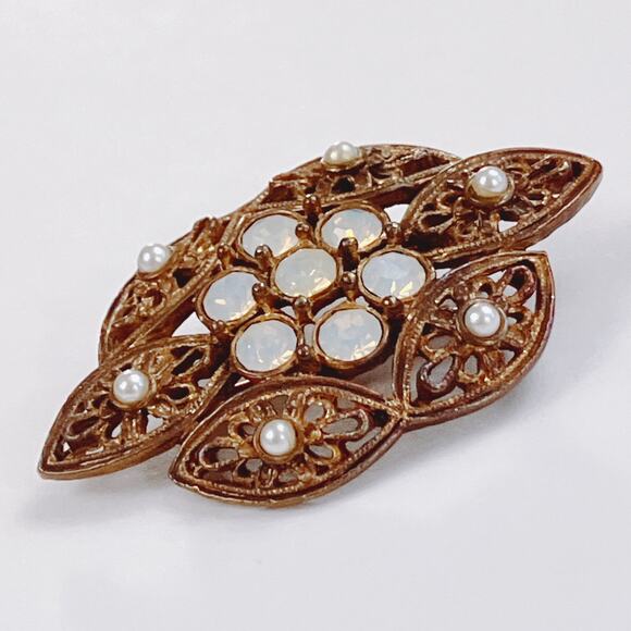 Signed Sarah Coventry Mid Century Gold Tone Brooch Faux Pearls Opal Glass Ornate - Picture 4 of 9